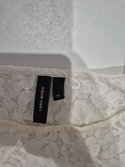 Biała koronkowa bluzka z baskinką Vero Moda