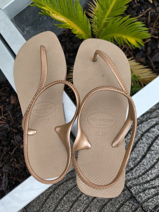 Chinelas Havaianas douradas - NOVAS