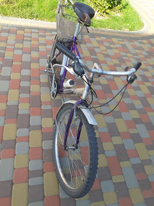 Велосипед   з великою корзиною.