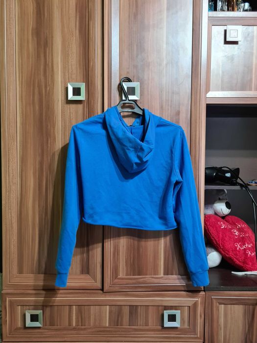 Niebieska bluza z kapturem