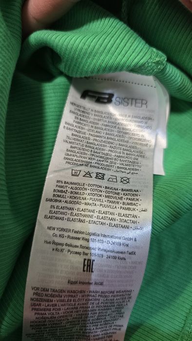 Zielona sukienka bawełniana.