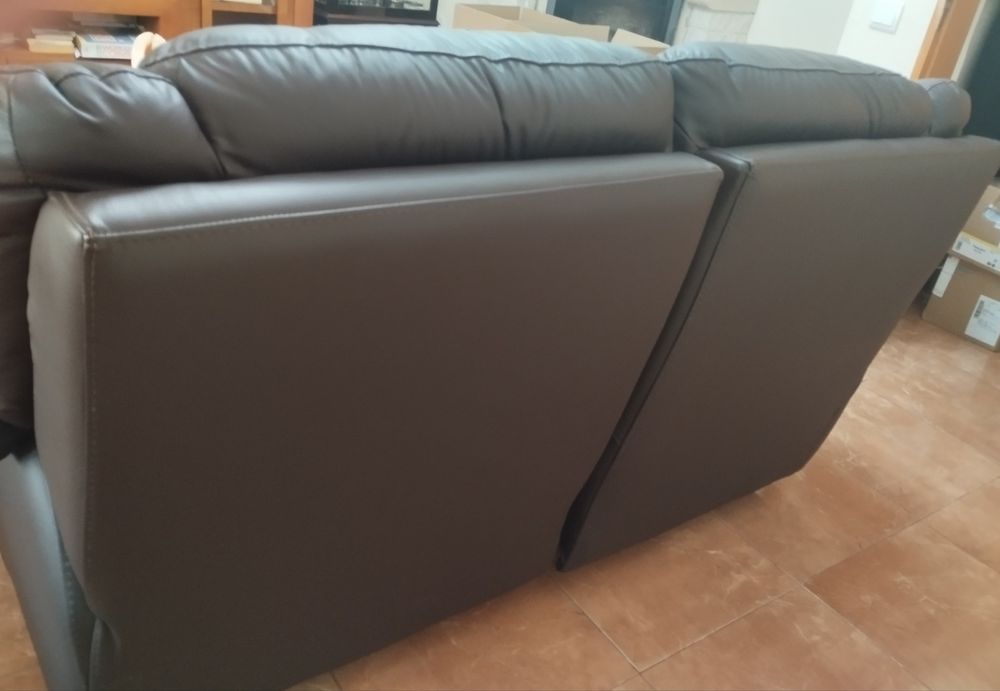 2 sofás extensíveis em pele. Possibilidade  de venda em separado