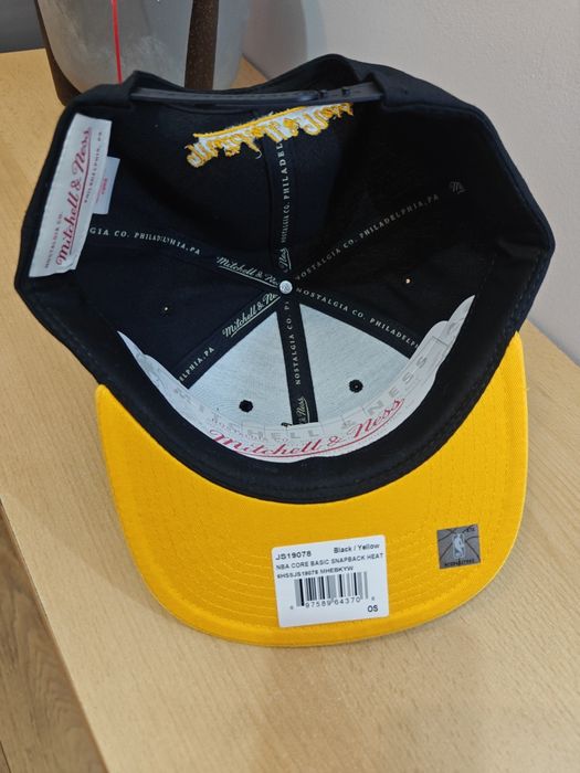 Miami Heat Core Basics Black/Yellow Snapback - Mitchell & Ness