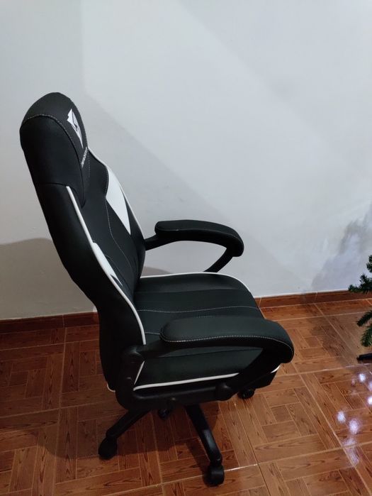 Cadeira Escritório/Gaming - Com caixa - Preto/Branca