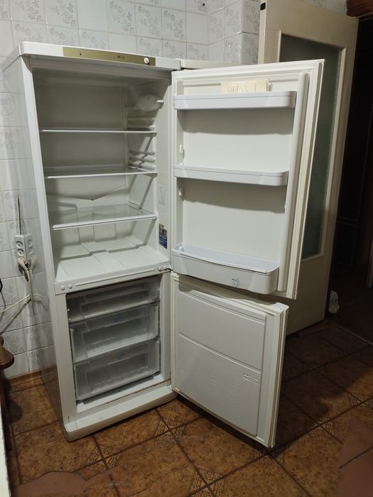 Холодильник Indesit  під ремонт або на запчастини