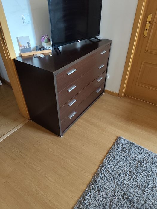 Quarto casal mais mesinhas