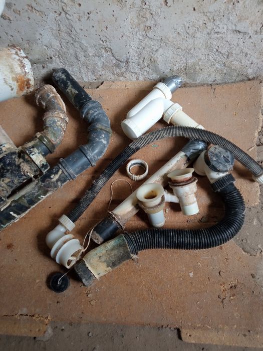 Унитаз со сливным бачком.