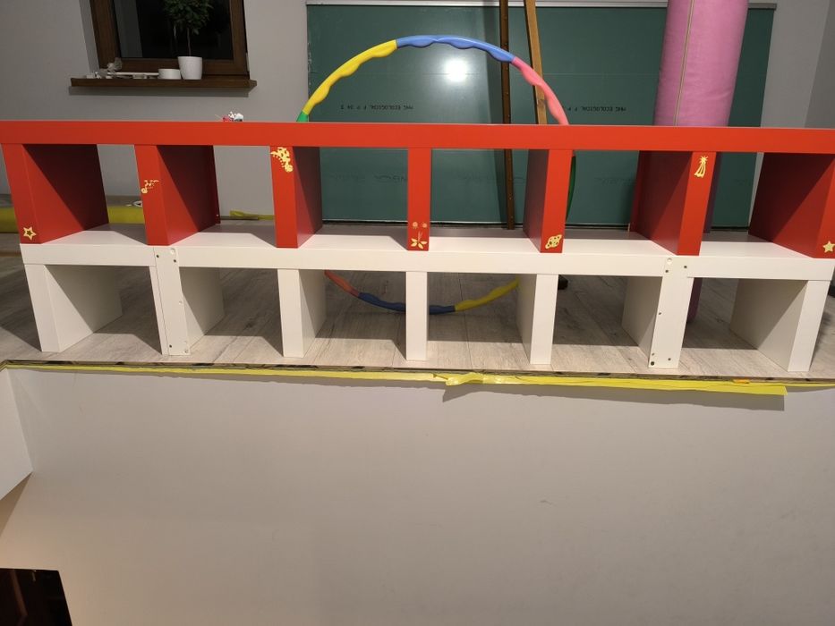 Czerwona półka ikea