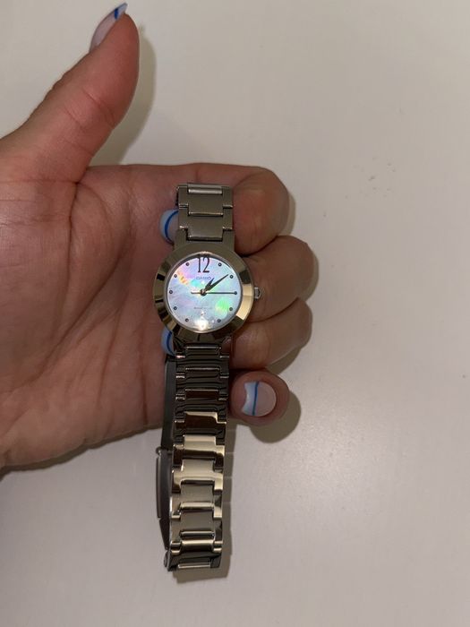 Srebrny zegarek Casio z perłową tarczą