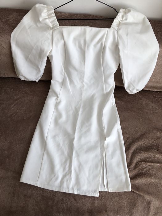 Біла сукня.