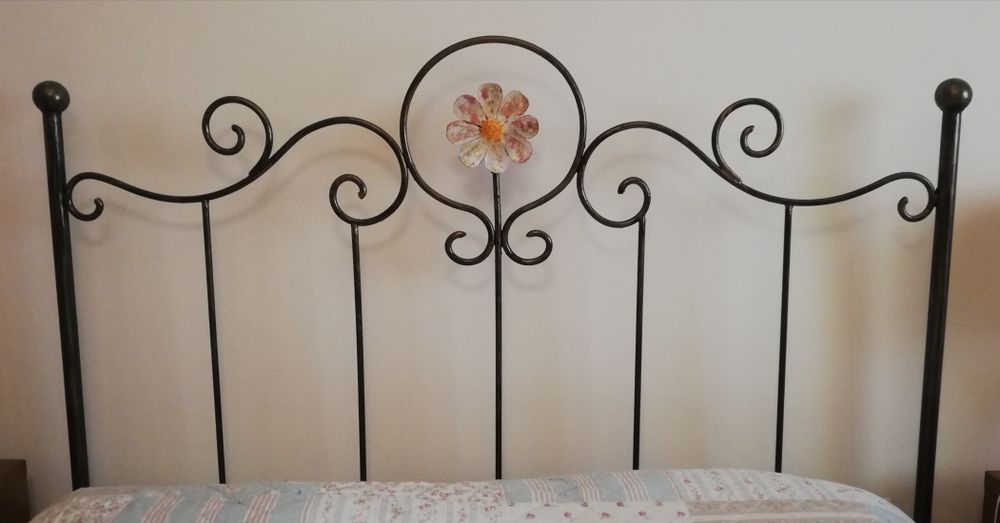 Cama casal em ferro e estrado de ripas