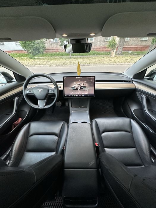 Tesla Model 3.