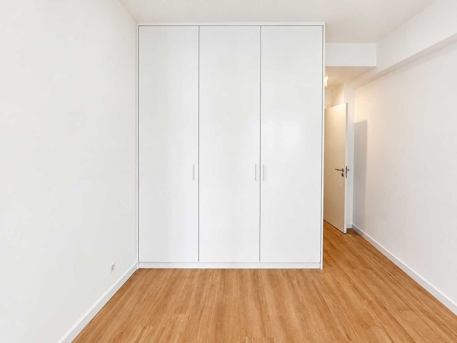 Apartamento T3 Carnaxide, com 2 varandas e 2 frentes - Totalmente remodelado