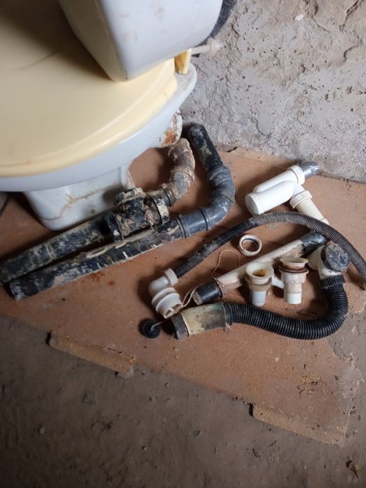 Унитаз со сливным бачком.