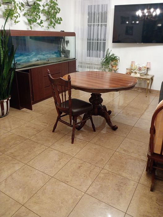 Okrągły stół z 4 krzeslami