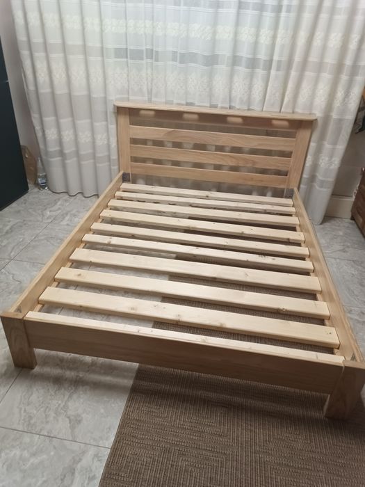 Ліжко двоспальне з масиву ясена.