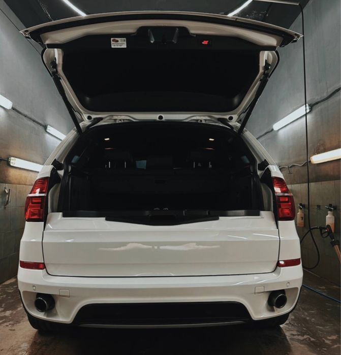 BMW x5 в білому кольорі