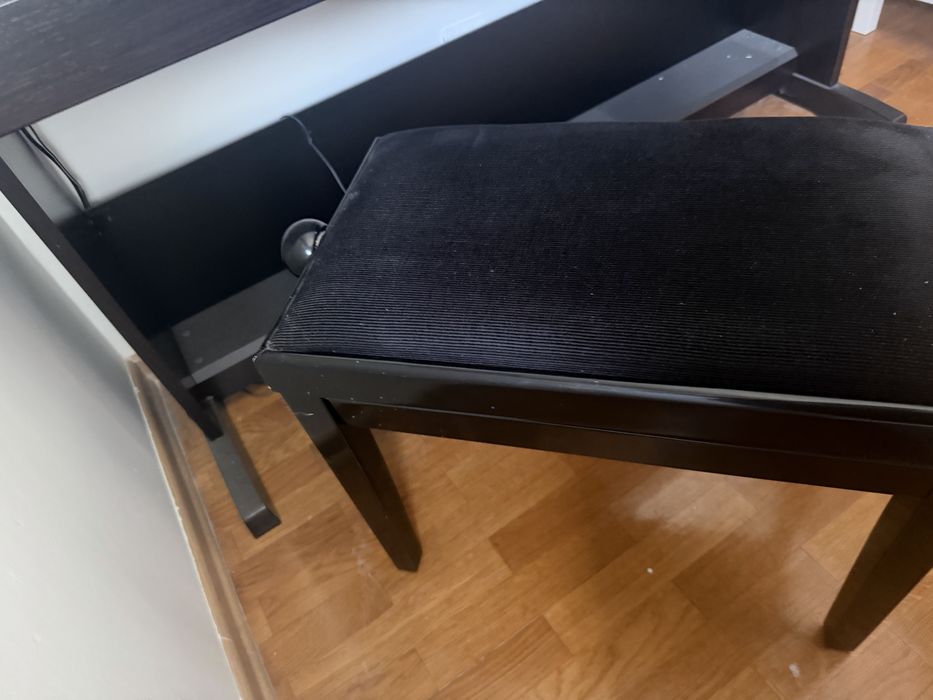 Piano Yamaha com banco