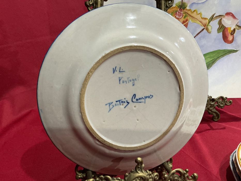 Prato porcelana com 23 cm assinado.  Anúncios abaixo