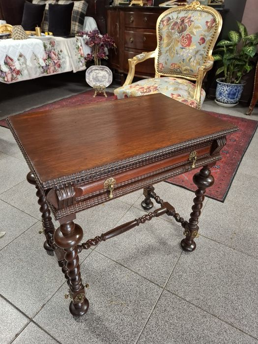 Mesinha de apoio antiga em madeira maciça.