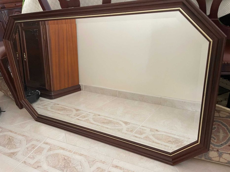 Espelho com moldura em madeira