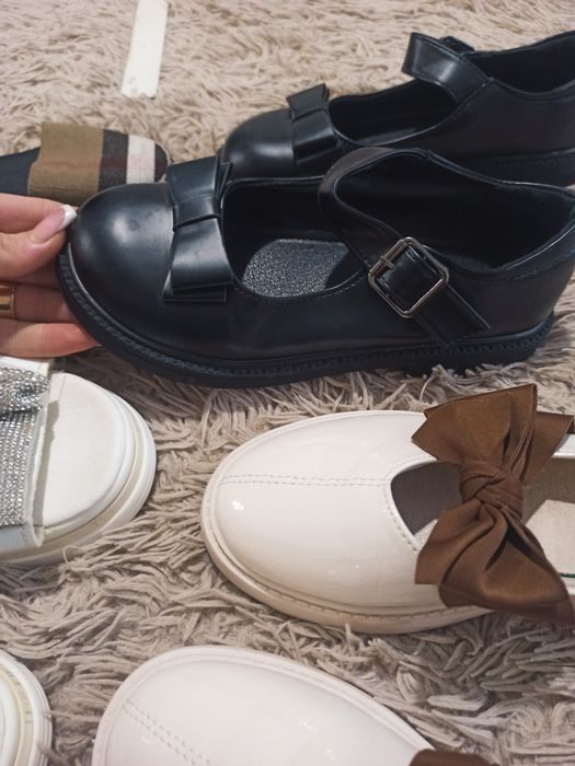 Взуття на дівчинку