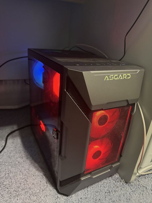 Компʼютер + монітор + клавіатура + мишка (можливо лише компʼютер)