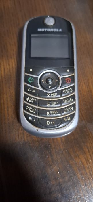 Кнопочные телефоны Siemens и Motorola.