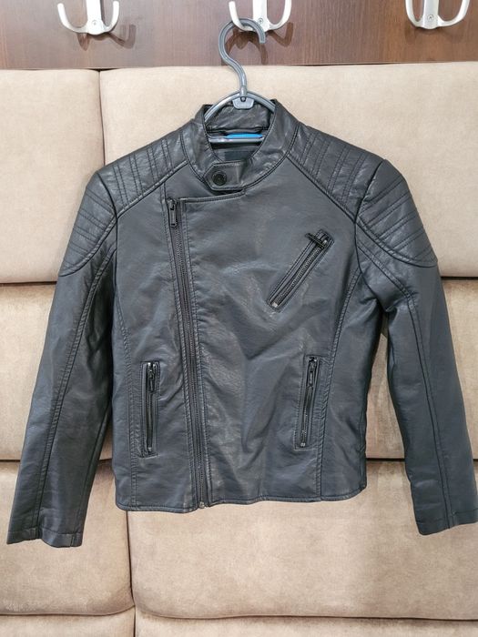 Skóropodobna czarna kurtka chłopięca Reserved roz. 140