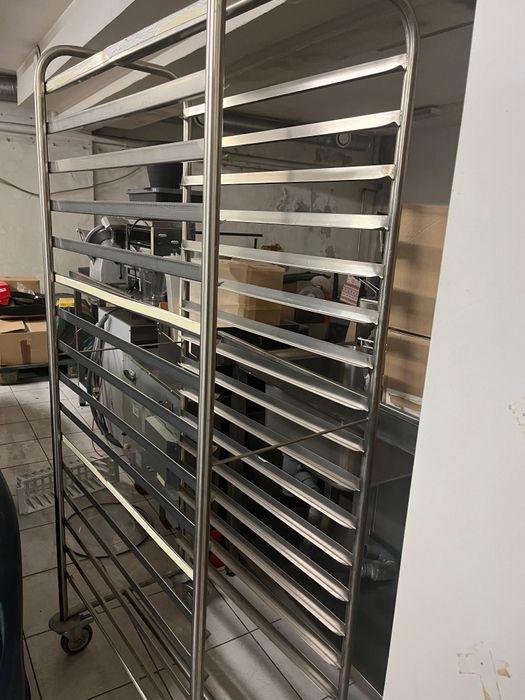 Carrinho em inox para tabuleiros
