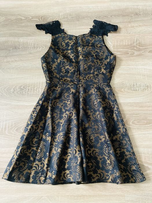 Elegancka sukienka czarno-złota 34