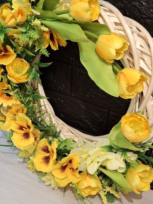 Wianek ratanowy wiosenny zółty