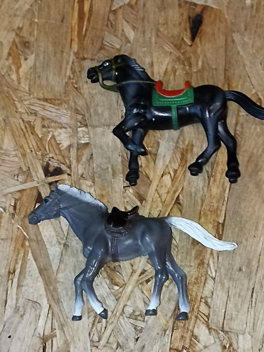 Dwie stare vintage figurki koni