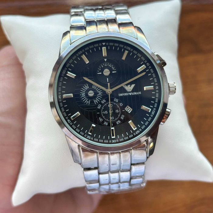 Годинник Emporio Armani на браслеті срібного кольору з темним циферблатом