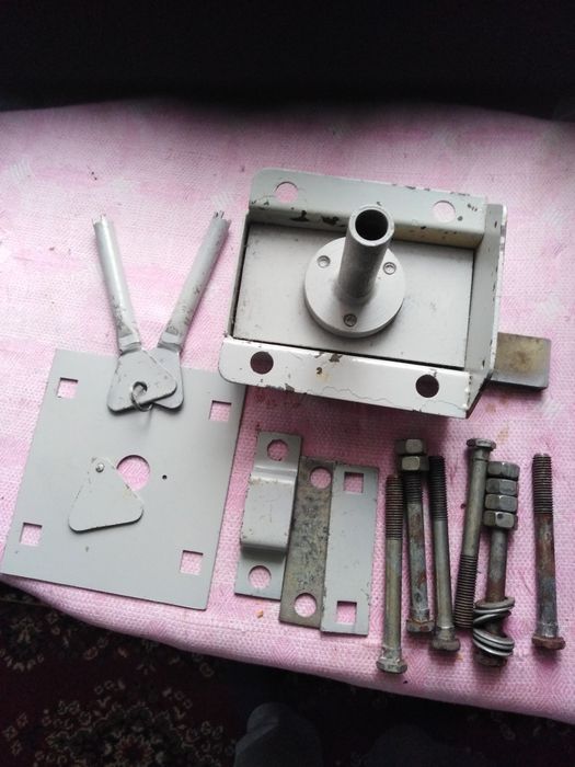 Продам замок гаражний 750гр.