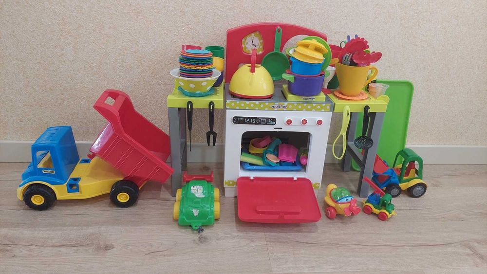 Дитячі іграшки (кухня, машинки та інше)