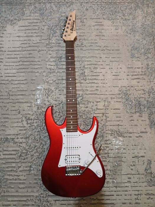 Ibanez - Czerwony Stratocaster, GRX40-CA i pokrowiec thomann