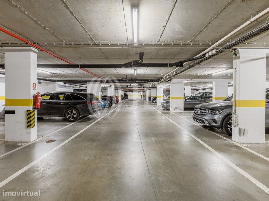 Lugar de estacionamento privativo, em Alcântara, Lisboa