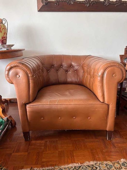 Cadeirões estilo Chesterfield em tom camel