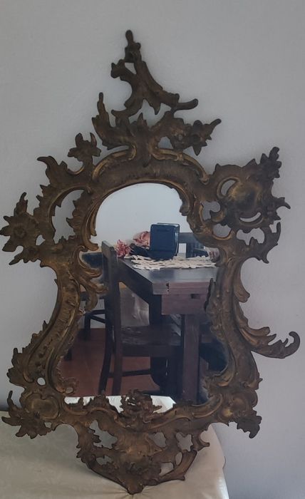 Espelho antigo em latão trabalhado – peça decorativa de grande destaque