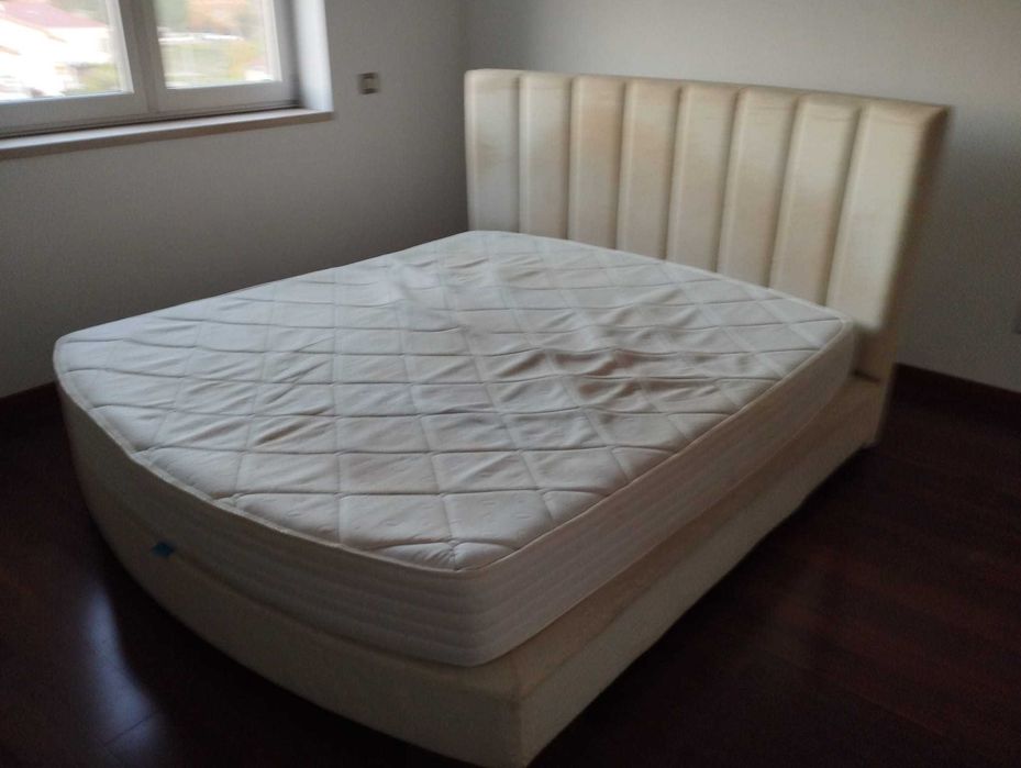 Cama e Colchão Usados - Precisam de Limpeza e Lavagem