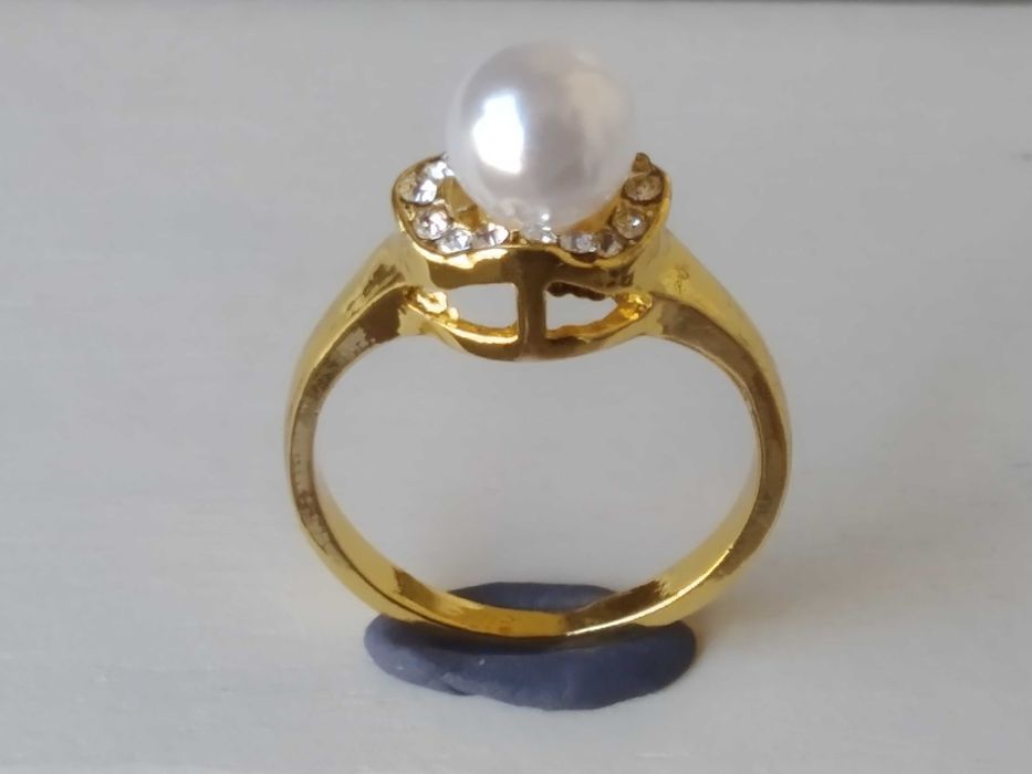 (NOVO, PORTES GRÁTIS) Anel Dourado com Zircónias Brancas e uma Pérola