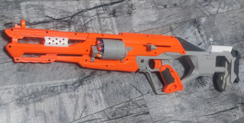 Pięć sztuk Nerf - pistolety,karabin,strzelba, łuk + strzałki