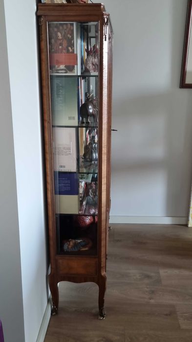 Vitrine vintage em nogueira com encrustacoes metalicas douradas