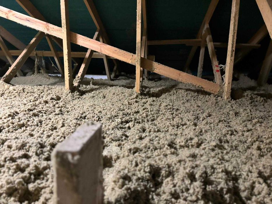 Wdmuchiwanie - Wełna skalna mineralna Rockwool Granrock wiązary sufity podwieszane izolacja ścian poddaszy stropodach docieplenie termomodernizacja