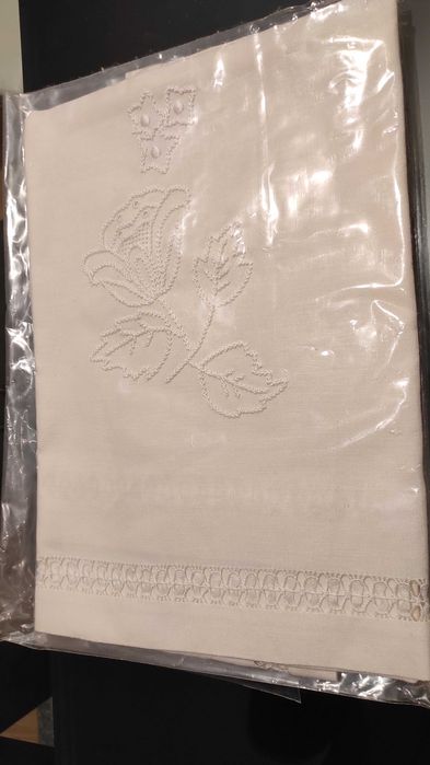 Atoalhados em linho com bordados á mão