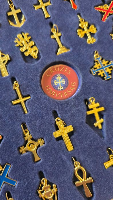 Caixa com 30 Pins com CRUZES UNIVERSAIS
