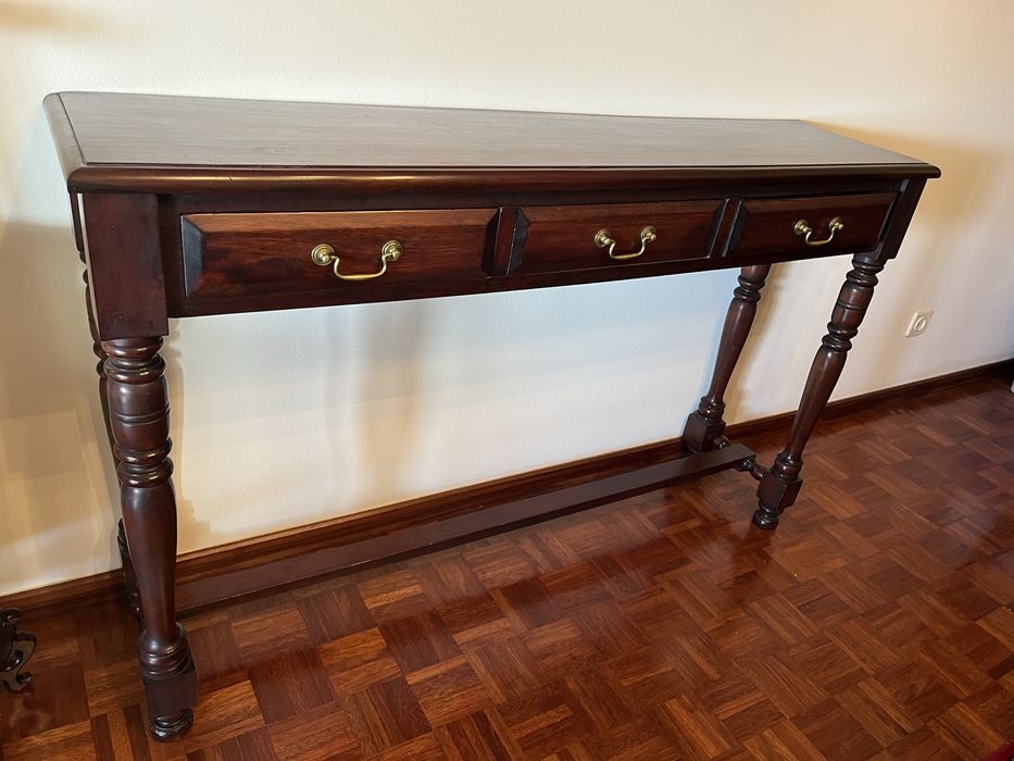 Mesa de entrada com 3 gavetas