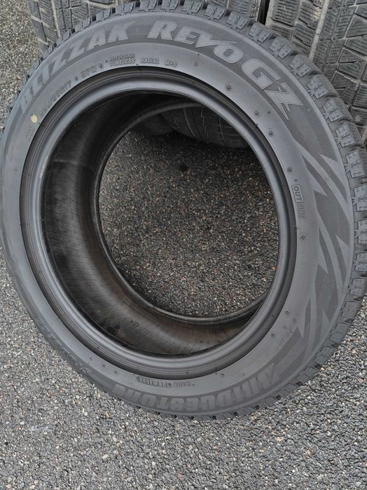 R17 225 55 шини зимові Bridgestone Blizzak Revo GZ