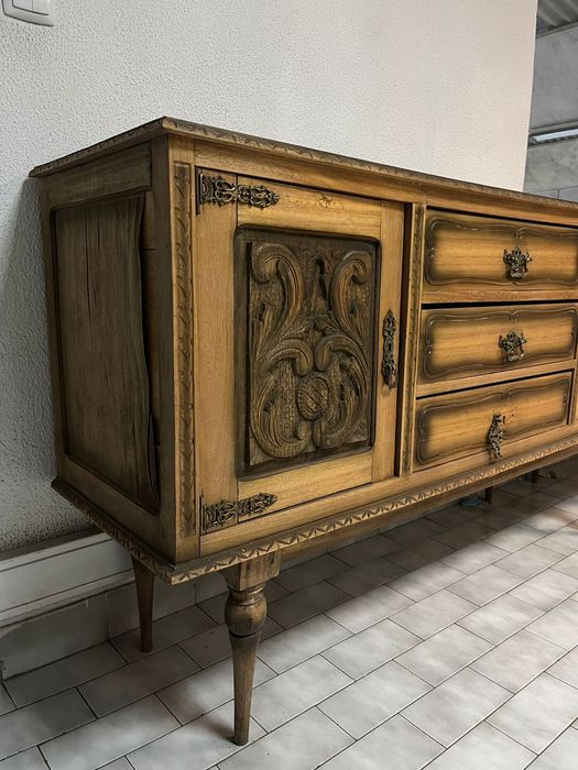 Aparadores vintage esculpidos à mão